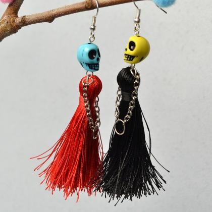 Halloween Jewelry Diy, Jewelry Christmas Tree, Beaded Tassel Earrings, Tassel Drop Earrings, Skull Jewelry, Bead Stitching, Beaded Skull, Skull Earrings, Upcycled Jewelry