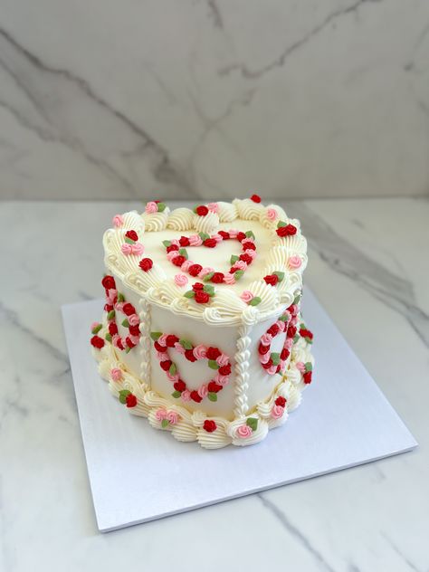 Romantic vintage heart cake with pink and red rosettes for valentine day Valentine's Day Cake Design, Bento Vintage Cake, Valentines Vintage Cake, Vintage Valentines Cake, Valentines Day Cake Aesthetic, White Vintage Heart Cake, Valentine’s Day Cake, Valentine Cake Designs, Valentines Heart Cake