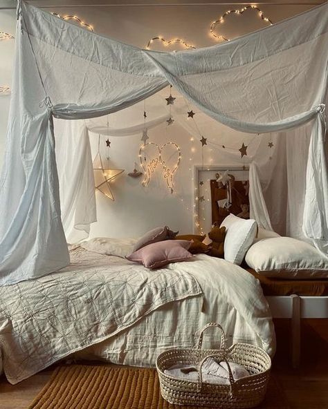 Design Creative Ideas, Bed Drapes, Home Decor Ideas Bedroom, Eclectic Wallpaper, Decor Ideas Bedroom, Home Decor Ideas Living Room, Sparkling Lights, Pretty Room, Dreamy Room