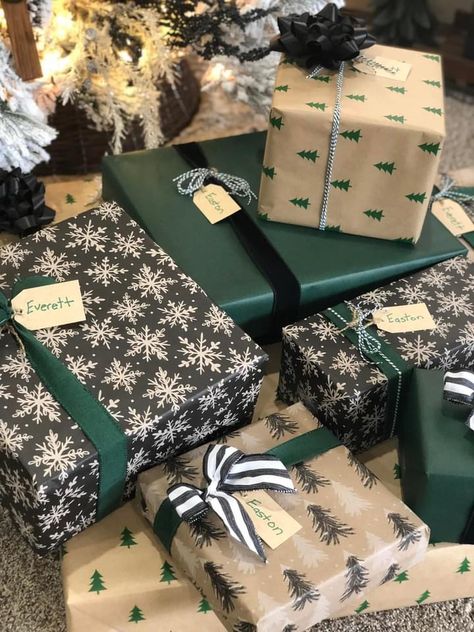 Green Gift Wrapping Ideas, Christmas Gift Wrapping Ideas 2024, Green Christmas Gift Wrap, White And Green Christmas Aesthetic, Green Xmas Aesthetic, Green Wrapping Paper Christmas, Aesthetic Christmas Wrapping Paper, Christmas Wrapping Aesthetic, Aesthetic Christmas Wrapping