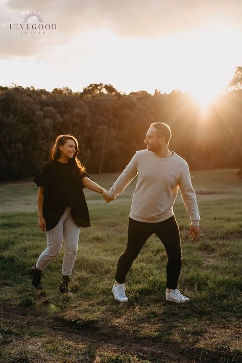 Holding Hands Walking, Sunset Shoot, Walking Poses, Engagement Shoot Outfit, Golden Hour Photography, Hand Photography, Couple Poses Reference, Couples Walking, Park Landscape