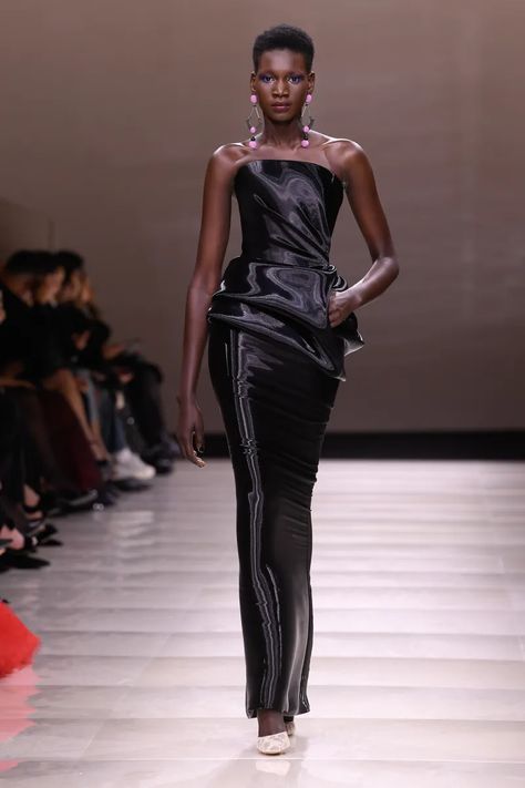 Armani Privé Couture Spring 2024 [PHOTOS] Armani Prive Gown, Armani Prive Dress, Armani Prive 2024, Red Carpet Black Dress, Armani 2024, Black Couture Dress, 2024 Couture, Armani Dress, Runway Fashion Couture