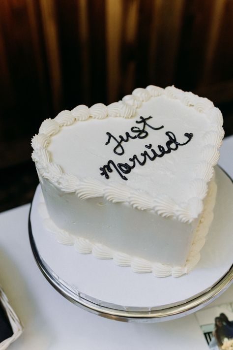 Wedding Cake Bride And Groom, Wedding In Nature, Sweetheart Cake, Lambeth Cake, Cake Bride, Wedding Planning Organizer, Bride And Groom Cake, Coastal Photography, Wedding Toast