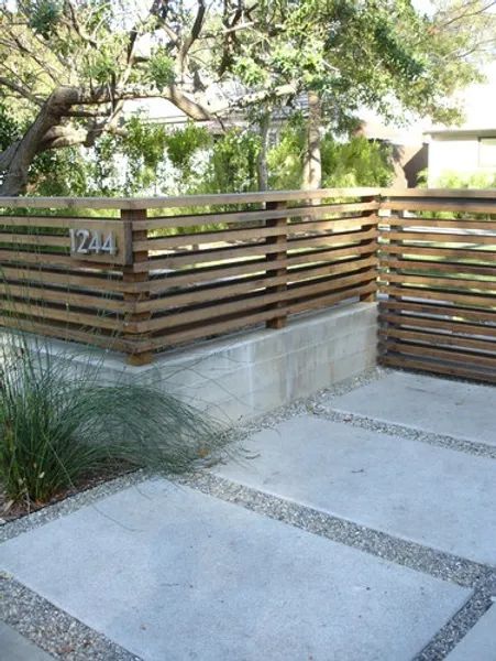 Gard Modern, Large Backyard Landscaping, Modern Fence Design, Modern Front Yard, Front Yard Design, Front Yard Fence, Front Patio, Modern Fence, Contemporary Garden