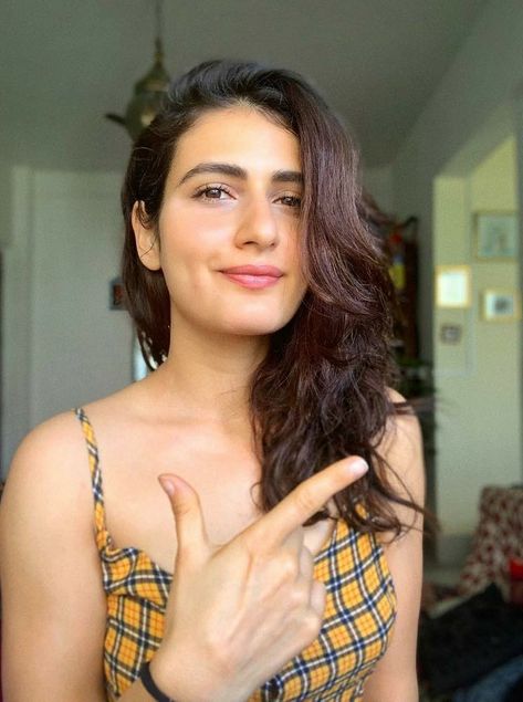 Gorgeous Fatima Sana Shaikh - Xpensive Fatima Sana Shaikh, Fashion Profile, Dark Brown Hair Color, Artists For Kids, Black Families, Red Carpet Event, Metallic Dress, Blonde Beauty, Brown Hair Colors