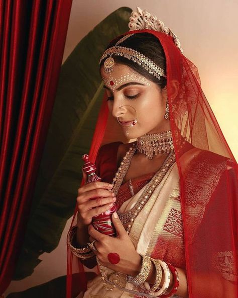 Gorgeous 'Topor' Designs For The Modern Bengali Brides Traditional Headpiece, Girls Dpz Stylish, Red And White Saree, Bengali Saree, Bengali Bridal Makeup, Bengali Bride, Indian Bride Outfits, Bride Photoshoot, Bengali Wedding