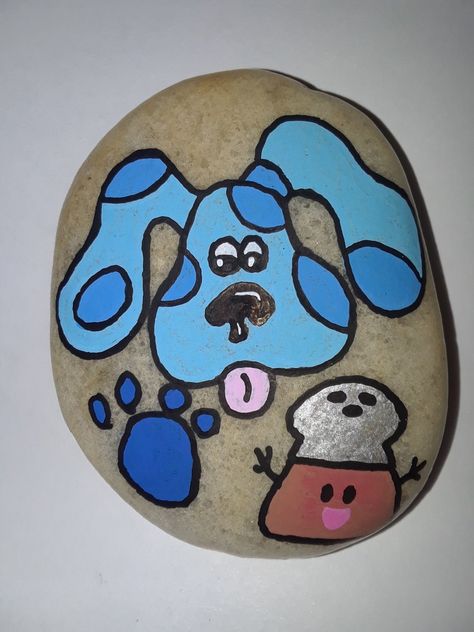 Bluey Rock Painting, Rock Painting Ideas Bluey, Rock Painting Dogs Ideas, Dog Rock Painting, Dog Painted Rocks Ideas, Dog Painted Rocks Easy, Smurf Painted Rocks, Kid Backyard, Stone Art Dog Painted Rocks