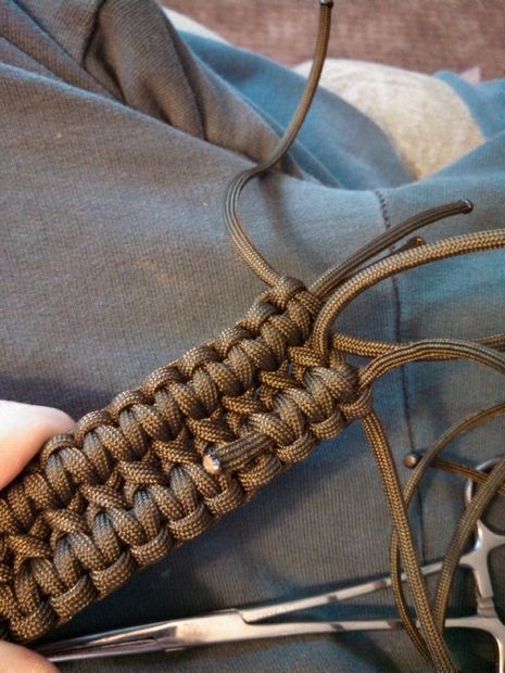 Double Cobra Stitch Paracord Belt : Finishing the End of the Belt Paracord Weaves, Paracord Belt, Paracord Diy, Paracord Tutorial, Paracord Knots, Paracord Survival, Rope Knots, Parachute Cord, Paracord Projects