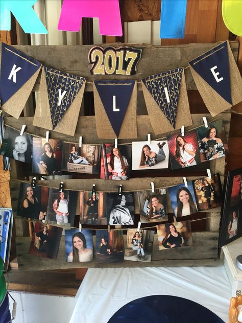 Graduation photo pallet Pallet With Pictures For Graduation, Pallet Graduation Display, Graduation Pallet Ideas, Grad Party Picture Display Ideas, Grad Party Picture Display, Senior Graduation Table Display, Party Picture Display Ideas, Party Picture Display, Senior Display Table Ideas