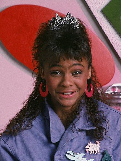 OK, younger '80s kids. Behold your probable hair hero: Lisa Turtle on Saved by the Bell. She knew how to tease it, tie it back, and top it all off with a cute bow for a playful, junior-high take on Cyndi Lauper outrageousness. 80s Ponytail, 80s Hair And Makeup, 80 S Hairstyles, 80s Hair Styles, 80’s Hair, 80s Hairstyles, 80's Hairstyle, 1980s Hair, 80s Fashion Trends