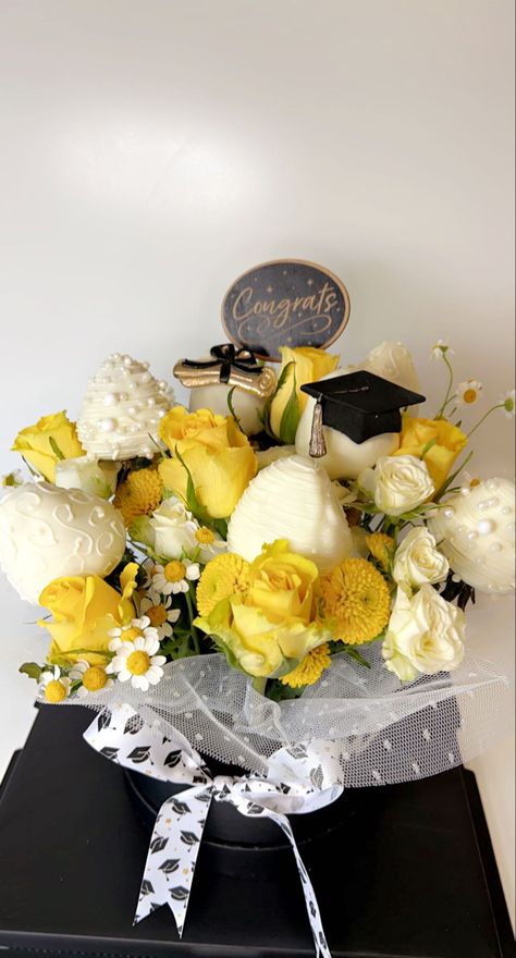 Graduation strawberry flower arrangement 💛 Graduation Strawberries, Strawberry Arrangement, Graduation Bouquet, Graduation Flowers, Strawberry Flower, Chocolate Covered Treats, Arrangement Ideas, Congrats Grad, Flower Arrangement