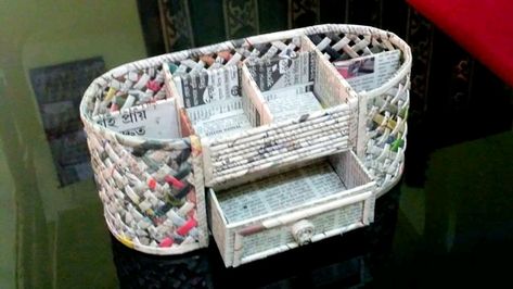 Newspaper Crafts Diy, Recycled Paper Crafts, Diy Newspaper, Paper Box Diy, Desk Organization Diy, Recycled Magazines, Newspaper Basket, Magazine Crafts, Paper Weaving