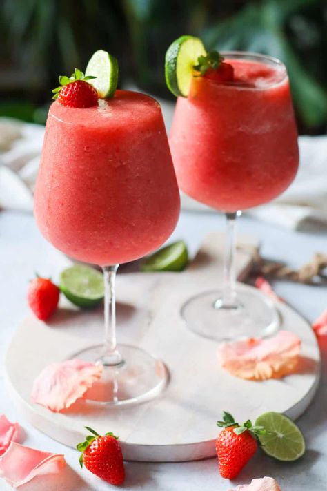 frozen rose recipe Best Frose Recipe, Guava Smoothie, Food Baddie, Frosé Recipe, Papaya Smoothie, Frozen Drink Recipes, Frozen Rose, Frozen Watermelon, Rosé Wine