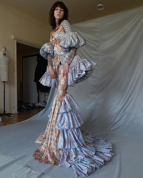 Todas las publicaciones • Instagram Couture Fashion Runway, Queen Outfits, Drag Queen Outfits, Fashion Runway, Fashion Inspiration Design, Fashion Design Sketches, Fantasy Fashion, Fancy Dresses, Costume Design