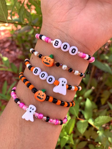 Fun, cute and minimalist Halloween bracelets.   Materials:nylon ,   clay and seed beads. 💕 Most of my bracelets are 1/2 cm wide(thick) some are 1 cm. 💕 Sliding knot closure and completely adjustable. Message me with any questions or different sizing prior to purchase 💕.  Remember that handmade pieces are always unique and they never look exactly the same 🤩 that's why they are so special 😍😉. ️🎁 Follow  me on Instagram  and Facebook for giveaways, special offers and discounts   @roxysshop20 Halloween Braclets Idea, Halloween Jewelry Diy Bracelets, Halloween Bracelets Diy, Preppy Halloween Bracelet Ideas, Bracelet Ideas With Pony Beads, Friendship Bracelets Halloween, Diy Halloween Bracelets, Halloween Seed Bead Bracelet, Halloween Bracelet Patterns