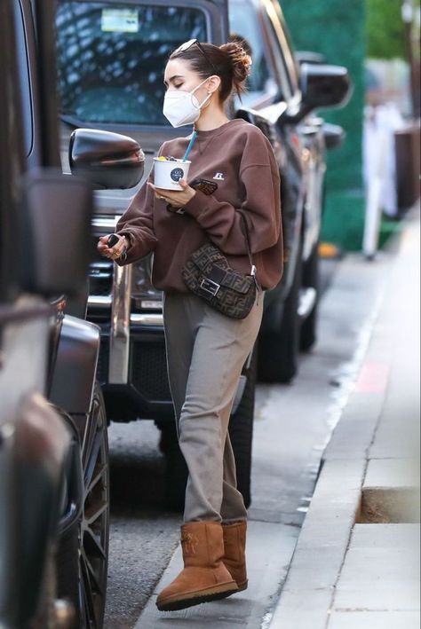 Uggs And Sweatpants, Airport Workout, Winter Chill Outfits, Ugg Fits, Coffee Pumpkin Spice, Ugg Season, Madison Beer Style, Fashion Paparazzi, Madison Beer Outfits