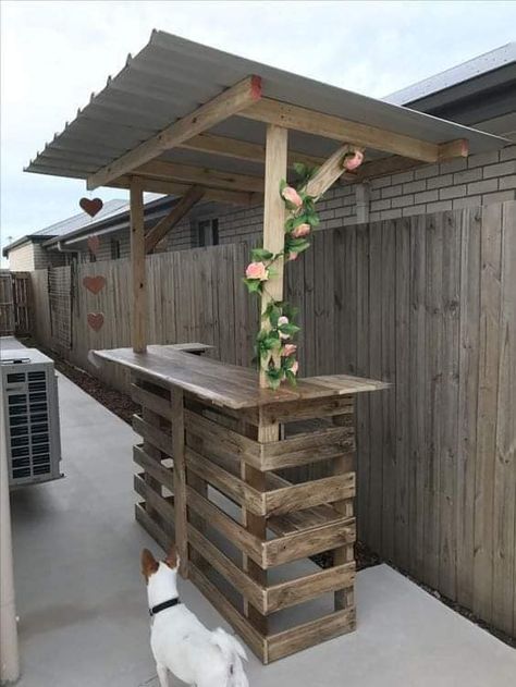 DIY home & garden decoration �� | Mind-blowing Outdoor Bar Ideas | Facebook Outdoor Bar Ideas, Outdoor Tiki Bar, Pallet Bar Diy, Diy Outdoor Bar, Outdoor Patio Bar, Backyard Oasis Ideas, Small Deck Decorating Ideas, Backyard Bar, Budget Patio