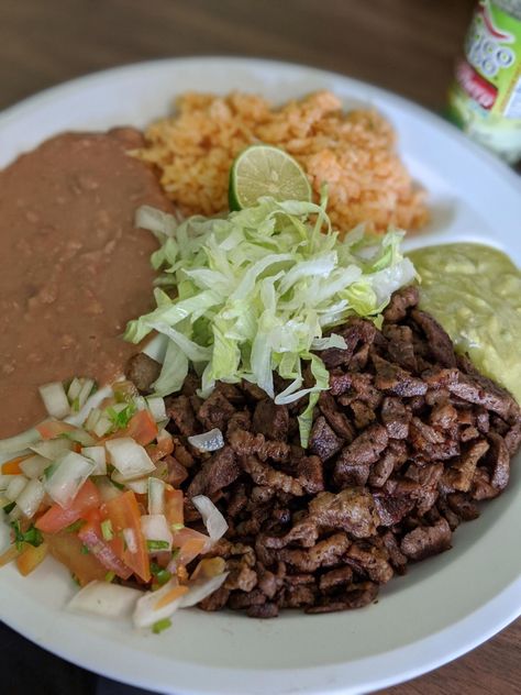 Carne Asada Plate Ideas, Carne Asada Plate, Carne Asada Dinner Ideas, Chicken Receipt, Carne Asada Burrito, Recipes Mexican, Mexican Street Food, Colombian Food, Hispanic Food