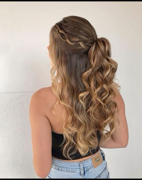 Hair For Senior Pictures Hairstyles, Cute Bridesmaid Hairstyles Half Up, Wedding Hair Down Bridesmaid, Bridesmaid Hair Braid Half Up, Simple Bridesmaid Hairstyles Down, Hairstyles To Wear To A Wedding, Cute Half Up Half Down, Cute Hairstyles For Graduation, Cute Bridesmaid Hairstyles