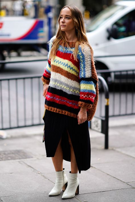 The 10 street-style looks you'll want to copy from London Fashion Week- HarpersBAZAARUK Cricket Jumper, Sweater Street Style, Knitwear Trends, London Fashion Week Street Style, London Fashion Weeks, Pullover Outfit, Sweater Trends, Styling Inspiration, London Street Style