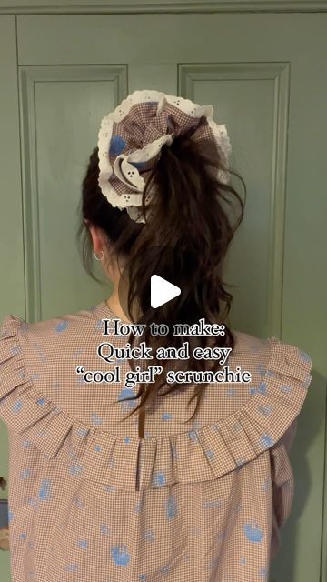 Georgie/Georgina on Instagram: "🥐 How to make what I like to call “that cool girl scrunchie” ☕️ Excellent scrapbusting project because if you have around 30cm left of fabric after a project (quite often the case if you follow stipulated fabric requirements) this can use all of that fabric up! 🙌🏼 I used the width of the fabric however you can use more or less though of course more fabric means more volume! Let me know if you give this a go 😊 #dressmaker #dressmaking #sewing #maximalist #sewinginspiration #millenial #millenialsewing #millenialsewist #sewistsofinstagram #sewists #edinburghbloggers #edinburghlife #DIY #imadethis #imadeit #imakemyownclothes #fashionDIY #sewingreels #sewingIG #scrunchies #giantscrunchie #styleDIY #tutorial #howtomake #sewistsofinstagram #sewingtutorial #scru Scrunchie Tutorial, How To Make A Scrunchie, Sew Scrunchie, Scrunchies Without Sewing Machine, Extra Large Scrunchie Pattern, Hideaway Scrunchie Pattern, How To Sew A Scrunchie Video, How To Make Scrunchies, Diy Style