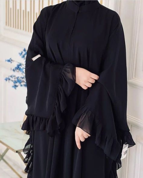 Open Abaya Style, Burqa Fashion, Jalabia Styles, Black Abaya Designs, Simple Abaya, Soiree Outfit, Islamic Fashion Dresses, Abaya Designs Latest, Arabic Clothing