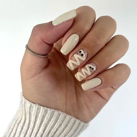 Mummy Halloween Nails, Halloween Nails Mummy, Halloween Mummy Nails, Mummy Nail Art, Mummy Nails, Cruelty Free Nail Polish, Golden Nails, Cute Halloween Nails, Hollywood Hair