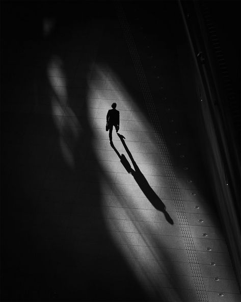 Black & White Street Photography by Taka Hiro | Daily design inspiration for creatives | Inspiration Grid Low Key Photography, Black And White Books, Low Light Photography, Black And White Photo Wall, Person Drawing, Graphic Design Print, Street Photo, White Photo, Large Picture