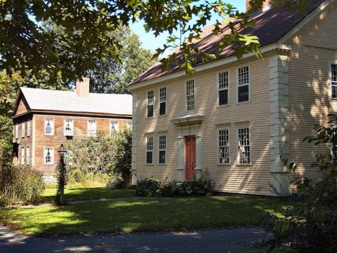 Why The Small Town Of Deerfield Is Massachusetts' Best Kept Secret Deerfield Massachusetts, Architecture Classic, Saltbox Houses, Massachusetts Travel, Western Massachusetts, England Homes, Colonial Exterior, Living History Museum, Colonial Times