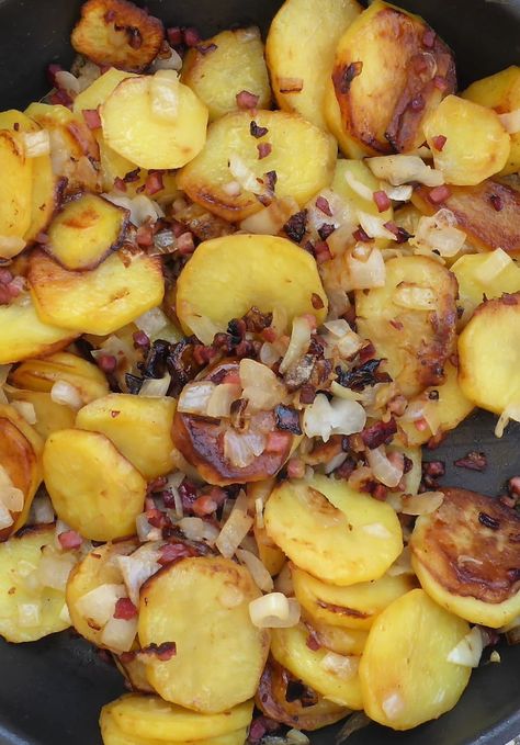 Fried Potatoes With Bacon, German Potato, German Fried Potatoes Recipes, German Potato Recipe Authentic, Diced Fried Potatoes, Brabant Potatoes, German Potato Salad No Bacon, German Potato Recipes, German Fried Potatoes