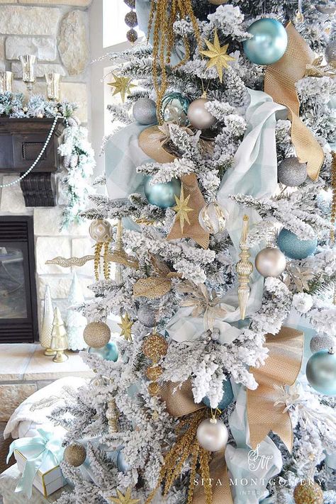 30 Brilliant coastal chic Christmas tree decorating ideas Mint And Gold Christmas Tree, Mint Green Christmas Tree Decorations, Beach Christmas Trees, Coastal Christmas Tree, Turquoise Christmas, Blue Christmas Decor, Tree Inspiration, A White Christmas, Gold Christmas Decorations