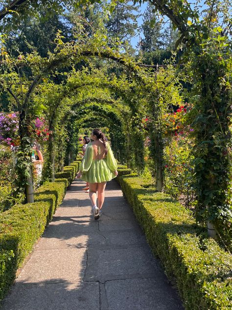 Green dress longsleeve puff sleeve tie-back tiered-dress flowy braid hair slicked back easy hairstyle new balance sneakers pose ideas cottagecore aesthetic sunny flower green arches garden summer picture ideas easy poses from back walking cute summer outfit idea cobblestone outfit ideas Instagram Garden Pictures, Garden Graduation Pictures, Flower Garden Poses, Botanical Garden Photoshoot Ideas, Garden Pictures Poses, Arches Garden, Garden Photoshoot Ideas, Garden Poses, Earthy Outfits Aesthetic