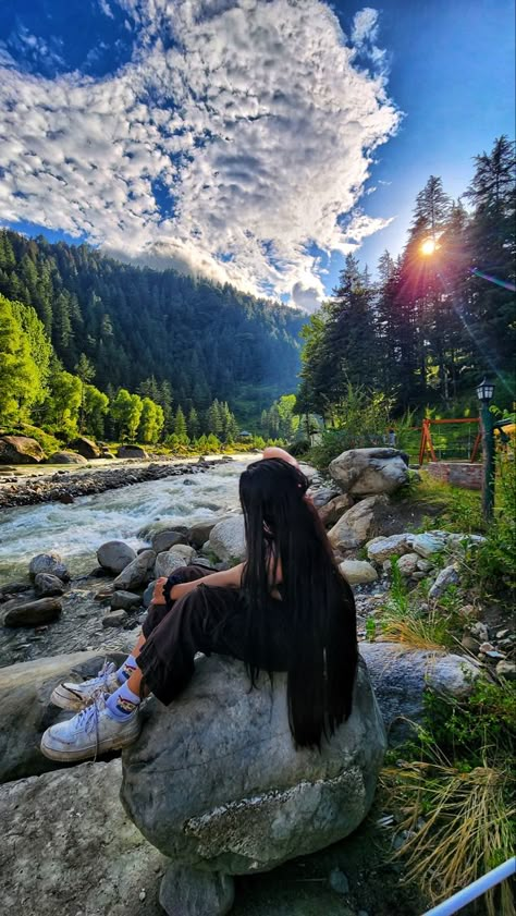 Mother Nature Aesthetic, Mountain Poses Photo Ideas, Nike White Shoes, Mountains Outfit, Mountain Photo Ideas, Kashmir Trip, Sunshine Nature, Mountain Aesthetic, Travel Pose