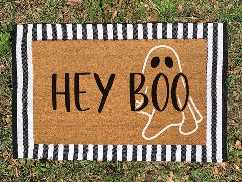 Make an impression on your guests and trick-or-treaters before they walk in the door!  This hand-painted doormat is the perfect addition to your halloween and fall decor.  ✨About the product✨ - As of right now, our doormats come in one standard size, 30" wide x 18" tall  - These indoor/outdoor mats are made of durable, all natural coir (coconut fiber) bristles with a vinyl backing to avoid slipping on any surface - Each design is hand painted and coated with liquid rubber for a vibrant color tha Fall Rugs Outdoor, Diy Outdoor Mat, Painting Door Mats Diy, Halloween Door Mat Diy, Fall Door Mats Diy, Fall Doormat Ideas, Diy Halloween Doormat, Doormat Painting, Fall Door Mats