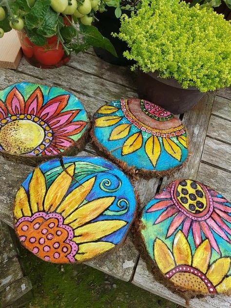 Rocks Painted To Look Like Animals, Stepping Stone Painting Ideas, Spring Painted Rocks Ideas, Large Painted Rocks For The Garden, Spring Painted Rocks, Painted Pavers Ideas, Painted Stepping Stones, Painted Pavers, Stone Art Painting