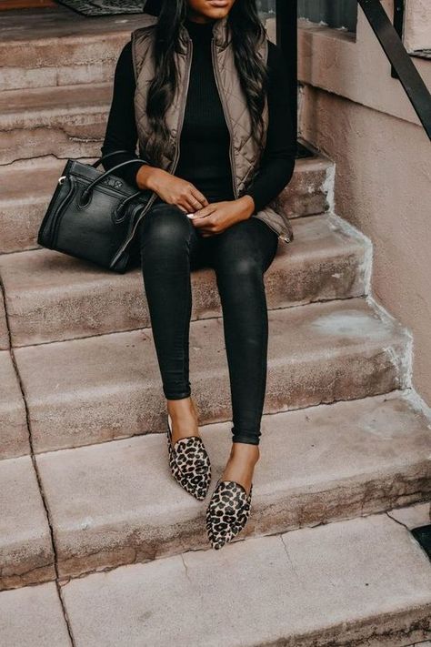 Women's Guide What to Wear to a Funeral Practical Tips 2020 Leopard Shoes Outfit, Fashion Blogger Outfit, Outfit For Women, Leopard Shoes, Shoes Outfit, Outfit Jeans, Print Shoes, Spring Fashion Trends, Dating Memes