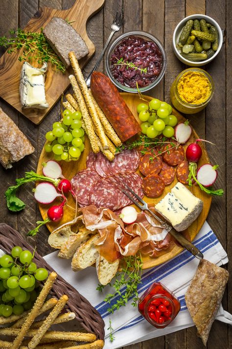 How to put together a perfect charcuterie board - Nerds with Knives Ham Charcuterie Board, Picnic Charcuterie Board, Ham Wraps, Homemade Ham, Entertaining Tips, Christmas Ham, Charcuterie Platter, Charcuterie And Cheese Board, Easy Entertaining