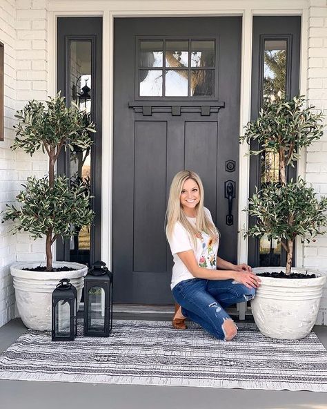 Chelsea🌿 on Instagram: “They are done!🙌🏼 I took these $3 plastic Walmart planters and gave them a makeover. I tried to make them look like a stone planter by adding…” Front Door Planters Entrance, Ways To Upgrade Your Home, Front Door Planters, Front Porch Plants, Ideas Jardin, Door Planter, Black Planters, Silk Tree, Door Inspiration