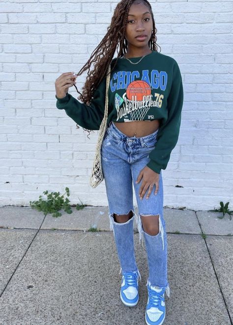 Crop Hoodie And Jeans Outfit, Cropped Sweat Shirt Outfit, Sweat Shirt Outfits With Jeans, Graphic Sweatshirt Outfit, Outfits With Jeans, Shirt Outfits, Sweatshirt Outfit, Ripped Jean, Jean Outfits