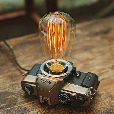 Upcycle Lamps, Lampe Steampunk, Upcycled Lighting, Diy Table Lamp, Camera Lamp, Luminaire Original, Diy Lampe, Old Cameras, Deco Luminaire