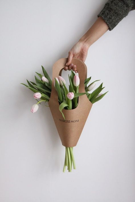 Paper Bag Flowers, Bouquet Bag, Flower Shop Design, Flower Bouquet Diy, Flower Box Gift, Flower Gift Ideas, Flower Business, Arrangement Ideas, Flower Bar