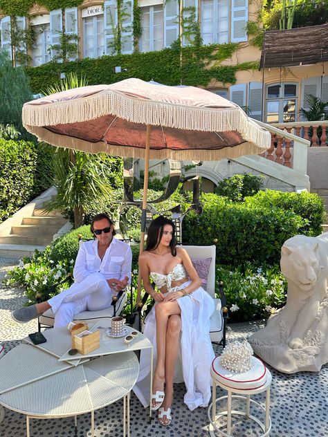 Happy couple enjoying a stylish day at the Dior Café in St. Tropez, capturing love and luxury in one frame. Marbella Outfits, St Tropez Style, Riviera Fashion, French Riviera Style, Riviera Style, Holiday Outfits Summer, Model Lifestyle, Soak Up The Sun, Stylish Couple