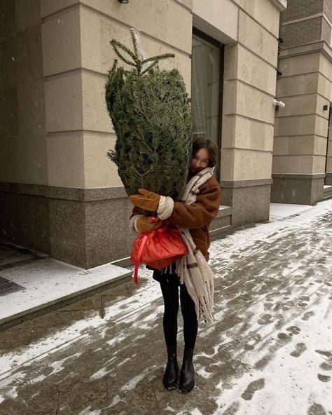 Photo With Christmas Tree, Winter Inspo, Christmas Feeling, Winter Wonder, Christmas Mood, Winter Aesthetic, 인물 사진, Cold Season, Baby Cold