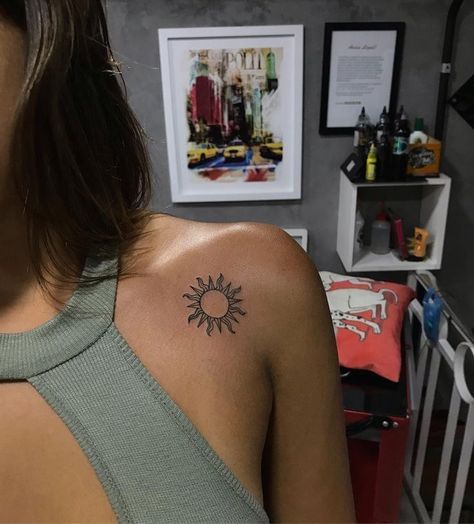 Flaming Sun Tattoo, Leo Sun Tattoo, A Sun Tattoo, Sole Tattoo, Sun Tattoo Ideas, Tattoo Sonne, Tattoo Sun, Leo Tattoo, Diy Tattoo Permanent