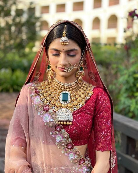 Gorgeous Brides That Went Completely OTT With Their Bridal Jewellery! Emerald Wedding Jewelry, Antique Choker, Marriage Jewellery, Love Minimal, Traditional Wedding Jewellery, White Anarkali, Bridal Necklace Designs, Indian Bridal Photos, Dresses Traditional