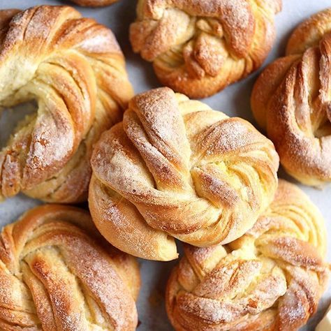 Happy Saturday! Meyer lemon morning buns are a weekend must! ✨ Morning Buns, Easter Bread Recipe, Morning Bun, Slow Cooker Desserts, Easter Bread, Bun Recipe, Flaky Pastry, Meyer Lemon, Sweet Roll