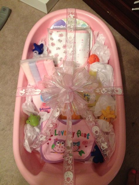 Baby bath tub gift idea! Made this for my sister for her baby shower!! Baby Bath Tub Gift Basket, Bathtub Gifts, Bath Tub Fun, Baby Bath Gift, Perlengkapan Bayi Diy, Bath Gift Basket, Girl Gift Baskets, Baby Shower Baskets, Baby Baden