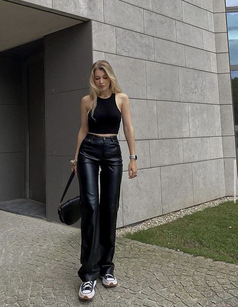 How To Style Leather Pants, Lederhosen Outfit, Leather Pants Outfit, Leather Pants Women, Neue Outfits, Looks Street Style, Causual Outfits, Crop Top Outfits, Looks Chic