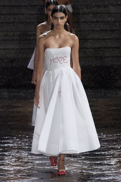 Christian Dior Runway, Black Dress Red Carpet, Resort 2024 Collection, Cruise Fashion, Resort 2024, Capsule Outfits, Resort Dresses, White Dresses, Little White Dresses