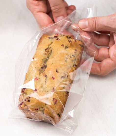 Gifts from the kitchen: Mini cranberry bread loaves Cranberry Nut Bread, Mini Bread Loaves, Food Photography Cake, Gifts From The Kitchen, Christmas Baking Gifts, Mini Loaves, Bread Loaves, Cranberry Bread, Mini Loaf Pan